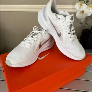Nike Women's White and Gray Athletic Shoes